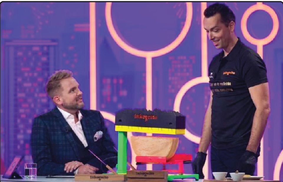 Milan Kolář s moderátorem v televizním studiu u bochníku raclette na váze Incognito