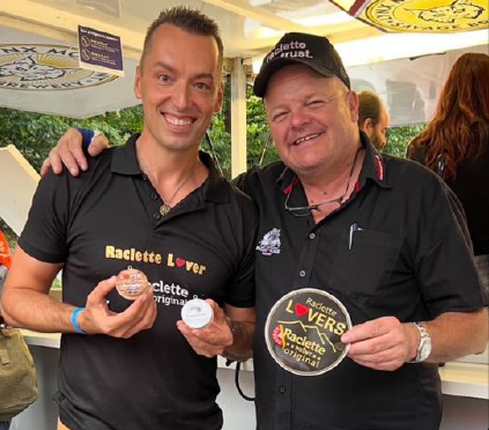 Milan Kolář s přítelem a samolepkami Raclette Lovers na festivalu