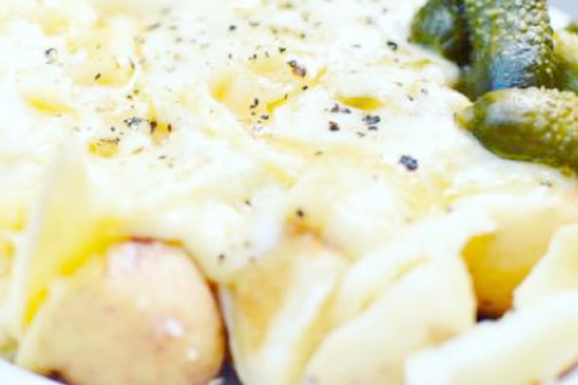 Raclette s bramborami a okurkou na Apetit festivalu